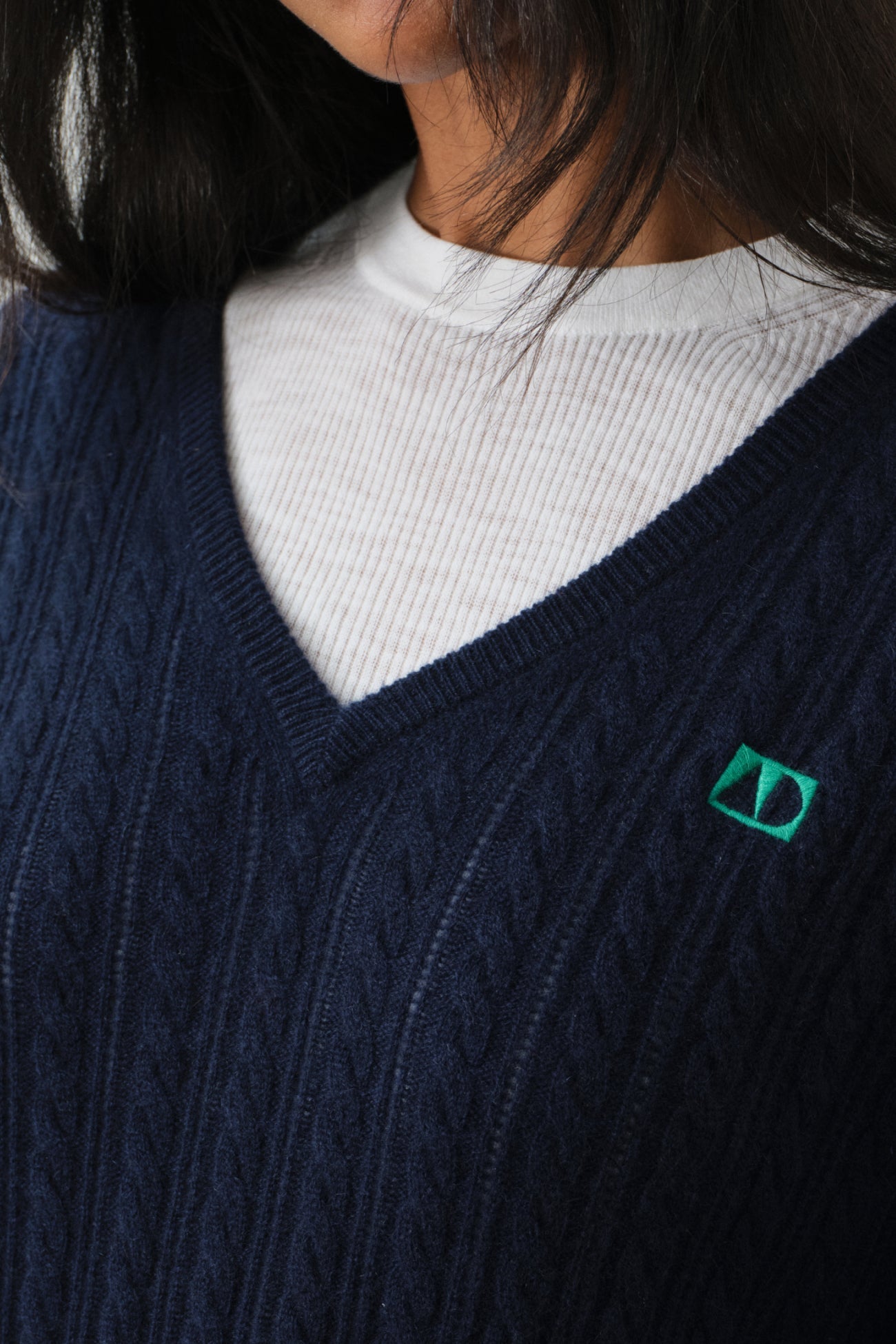 ELINA CASHMERE CABLEKNIT V-NECK