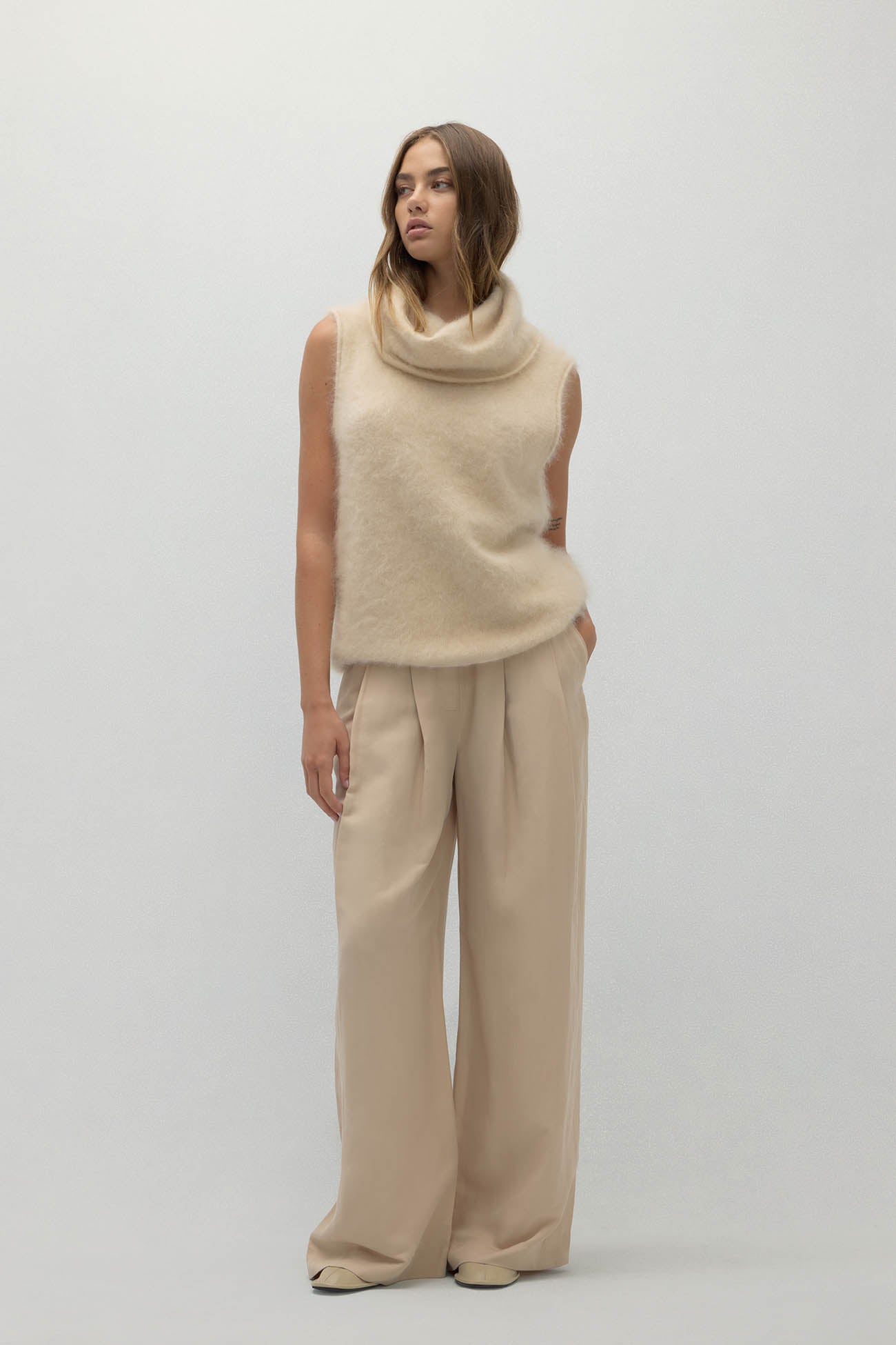CHIARA SLEEVELESS TURTLENECK SWEATER