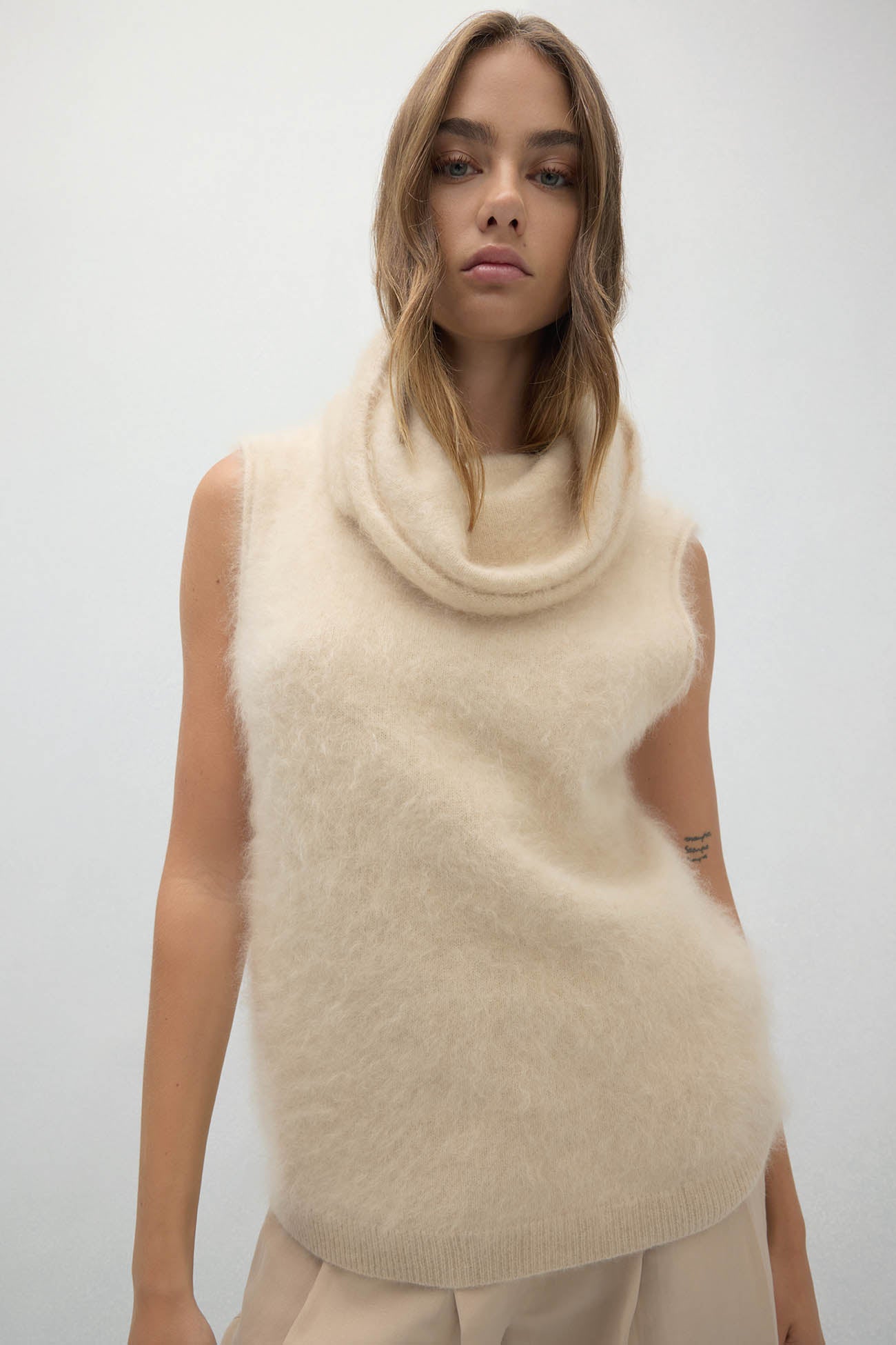 CHIARA SLEEVELESS TURTLENECK SWEATER