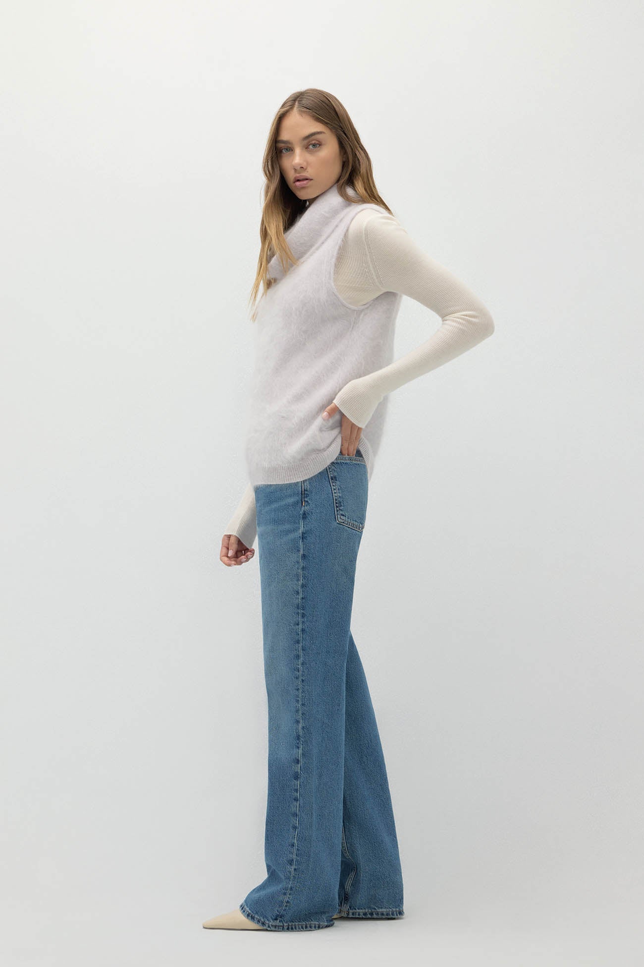 CHIARA SLEEVELESS TURTLENECK SWEATER